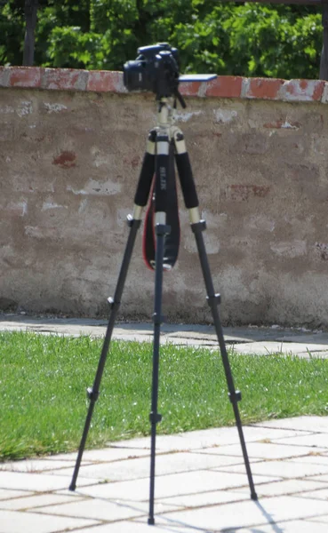 Kamera Ditata Pada Tripod Taman — Stok Foto