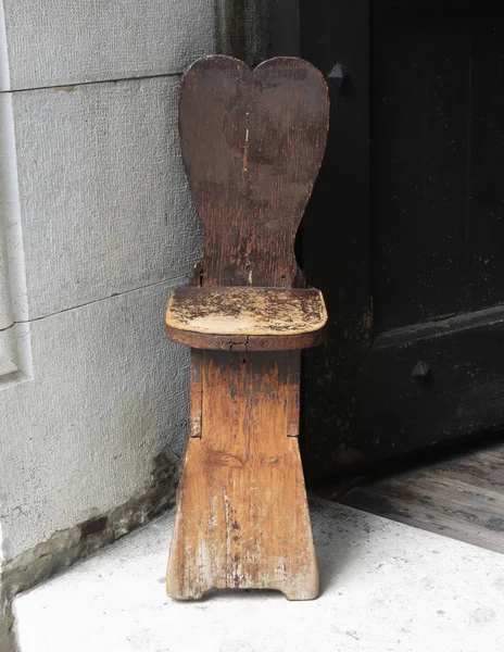 Uma Velha Cadeira Madeira Artesanal Forma Tradicional — Fotografia de Stock