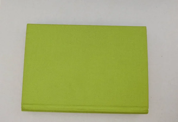Книга Зеленою Тканиною Сірому Фоні — стокове фото