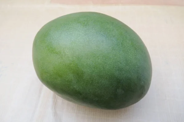 Una Fruta Mango Verde Sobre Fondo Blanco — Foto de Stock