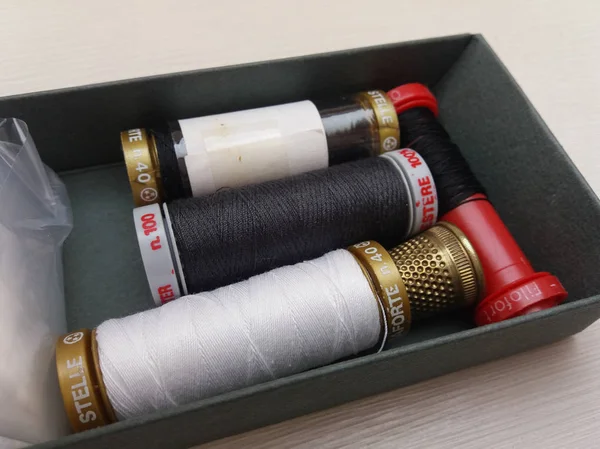 Kit de costura con hilos en Milán — Foto de Stock