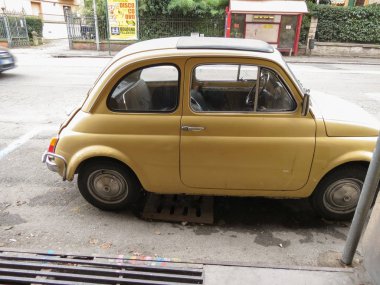 Bologna, İtalya - Kasım 2014 yaklaşık: sarı Fiat 500 araba