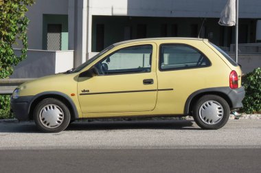 Rome, İtalya - Ekim 2015 yaklaşık: şehir merkezinin bir sokakta park edilmiş sarı Opel Corsa Viva araba