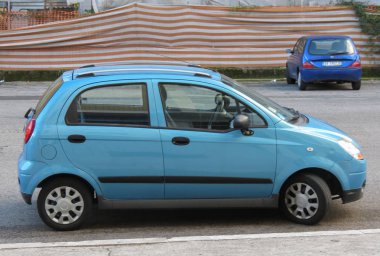 Rome, İtalya - Ekim 2015 yaklaşık: şehir merkezinin bir sokakta park edilmiş ışık mavi Chevrolez Matiz araba