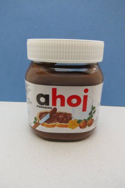 Prague, Çek Cumhuriyeti - Şubat 2016 yaklaşık: Ahoj Ferrero, sınırlı sayıda Nutella kavanozu için çek çarşı (Ahoj anlamı Merhaba)