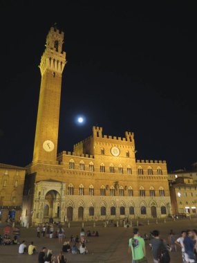 Siena, İtalya - Temmuz 2016 yaklaşık: Ortaçağ Belediye Meydanı ile turistler tarafından gece