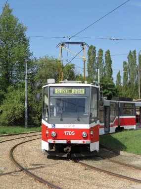 Brno, Çek Cumhuriyeti - Mayıs 2012 yaklaşık: satırın sonunda park Skoda 03 T tramvay