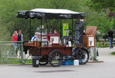 Vienna, Avusturya - Nisan 2016 yaklaşık: açık hava kafe tekerlek barrow