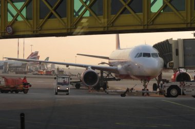 Linate, Milan, İtalya - Ocak 2016 yaklaşık: Havaalanında Airbus A320 Air Berlin Uçak Park