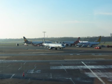 Hamburg, Almanya - Kasım 2016 yaklaşık: Klm Embraer 190/195 taksi sırasında