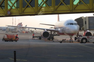 Linate, Milan, İtalya - Ocak 2016 yaklaşık: Havaalanında Airbus A320 Air Berlin Uçak Park
