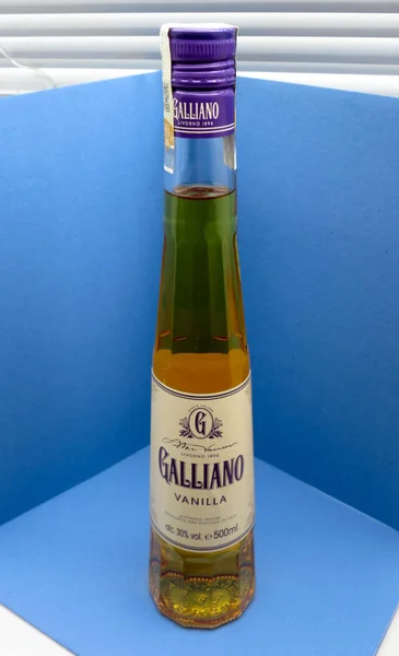 Sebotol anggur Galliano herbal — Stok Foto