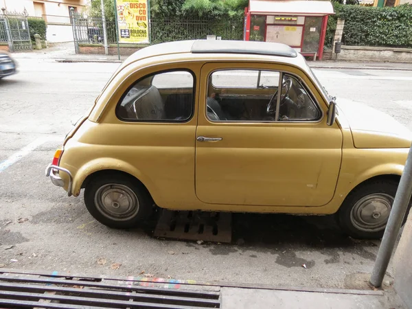 Польща Межах Листопада 2014 Жовтий Автомобіль Fiat 500 — стокове фото