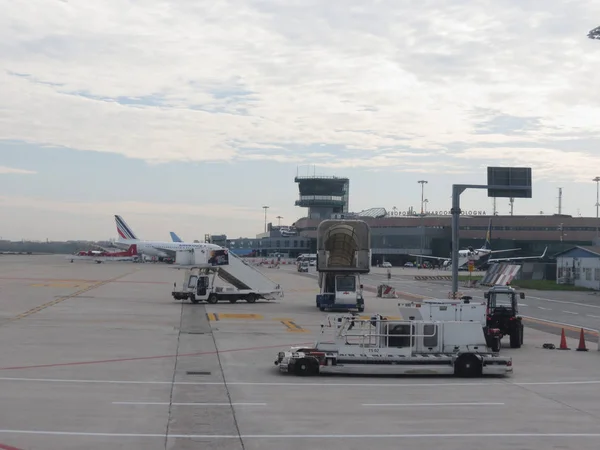 Bologna Italien Circa November 2014 Flygplatsens Landningsbana Med Flygplan — Stockfoto