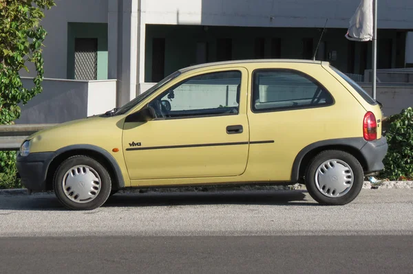 Roma Itália Circa Outubro 2015 Carro Amarelo Opel Corsa Viva — Fotografia de Stock