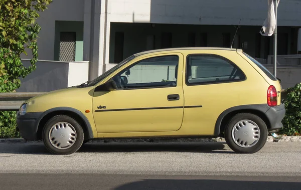 Roma Itália Circa Outubro 2015 Carro Amarelo Opel Corsa Viva — Fotografia de Stock