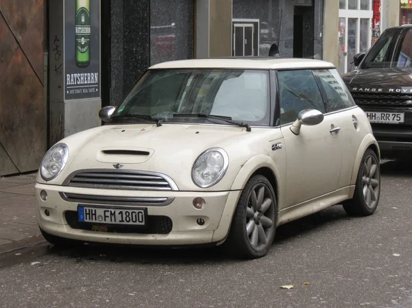 Voiture Mini Cooper blanc cassé garée à Hambourg — Photo