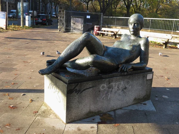 Eine Bronzestatue auf dem Stephansplatz in Hamburg — Stockfoto