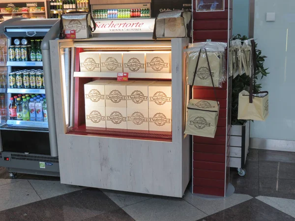 Schwechat Vienna Oostenrijk Circa April 2017 Sachertorte Sacher Taart Koop — Stockfoto