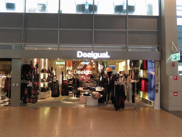 Hamburg Duitsland Circa November 2016 Desigual Merk Winkel Luchthaven — Stockfoto