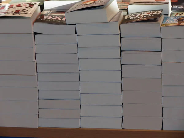 Hamburg, Almanya - Kasım 2016 yaklaşık: bir kitapçıda Kazıklı Stephen King revival kitaplar