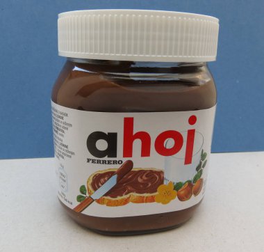 Prague, Çek Cumhuriyeti - Şubat 2016 yaklaşık: Ahoj Ferrero, sınırlı sayıda Nutella kavanozu için çek çarşı (Ahoj anlamı Merhaba)