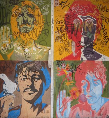 Salamanca, İspanya - Haziran 2015 yaklaşık: graffiti ile bir gece kulübü kapı yeniden Beatles pop sanat portre Richard Avedon (1967),