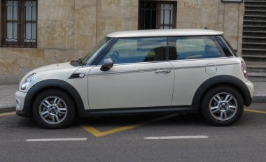 Salamanca içinde beyaz Mini Cooper araba park