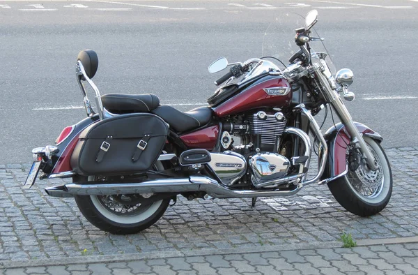 Triumph motorkerékpár parkolt Brno — Stock Fotó