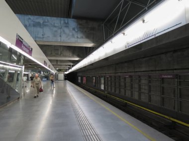 Vienna, Avusturya - Haziran 2014 yaklaşık: bir yeraltı metro metro metro tren istasyonu