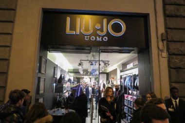 Florence, İtalya - Ocak 2016 yaklaşık: mağaza önünde Liu Jo Uomo marka mağaza Dj set olay ile