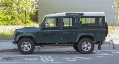 koyu yeşil Land Rover Defender araba Brno