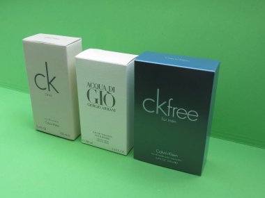 Paris, Fransa - Mayıs 2017 yaklaşık: Calvin Klein bir, Armani Acqua di Gio, ck erkek eau de toilette, herdem yeşil çok satan Parfümler dünya çapında için ücretsiz