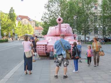 Brno, Çek Cumhuriyeti - Mayıs 2017 yaklaşık: pembe tank, tartışmalı parça çek sanatçı David Cerny tarafından 1991 yılında yayımlanan