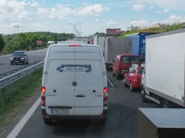 Prague, Çek Cumhuriyeti - Haziran 2015 yaklaşık: Prag'a trafik sıkışıklığı ile önde gelen otoyol