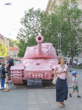 Brno, Çek Cumhuriyeti - Mayıs 2017 yaklaşık: pembe tank, tartışmalı parça çek sanatçı David Cerny tarafından 1991 yılında yayımlanan