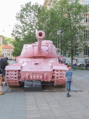 Brno, Çek Cumhuriyeti - Mayıs 2017 yaklaşık: pembe tank, tartışmalı parça çek sanatçı David Cerny tarafından 1991 yılında yayımlanan