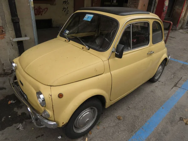 Amarelo Fiat 500 carro em Bolonha — Fotografia de Stock