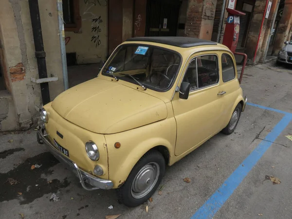 Galben Fiat 500 mașină în Bologna — Fotografie, imagine de stoc