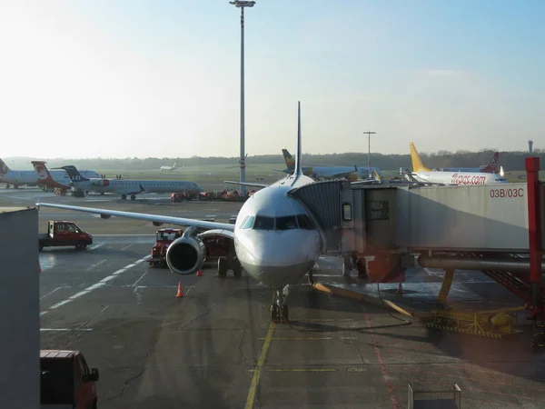 德国汉堡 2016年11月 汉莎航空公司的飞机停在机场准备登机 — 图库照片
