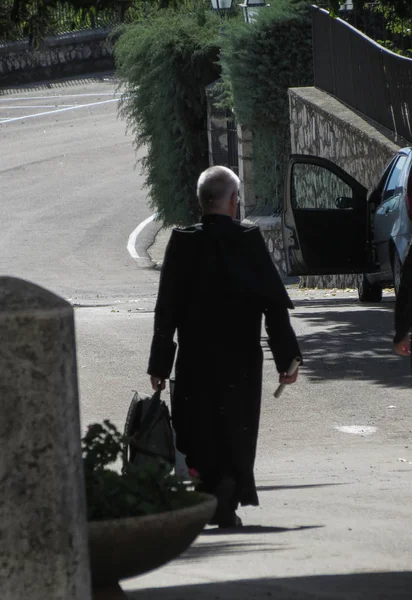 Montecassino Italia Circa Octubre 2015 Sacerdote Mayor Identificado Caminando — Foto de Stock