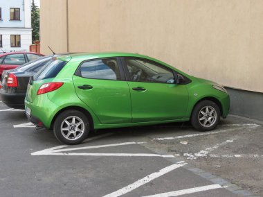 Bergamo, İtalya - Temmuz 2017 yaklaşık: şehir merkezinin bir sokakta park etmiş yeşil Hyundai araba