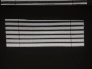 bir duvardan Jaluzi Perde modelliğine silüeti