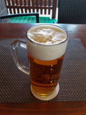 Prague, Çek Cumhuriyeti - Temmuz 2017 yaklaşık: bir bardak çek lager bira