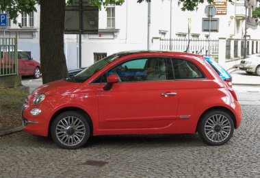 Ostrava, Çek Cumhuriyeti - Temmuz 2017 yaklaşık: çilek kırmızı Fiat yeni 500 araba
