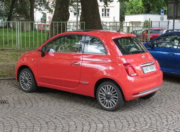Strawberry red Fiat New 500 car in Ostrava — Stock Photo, Image