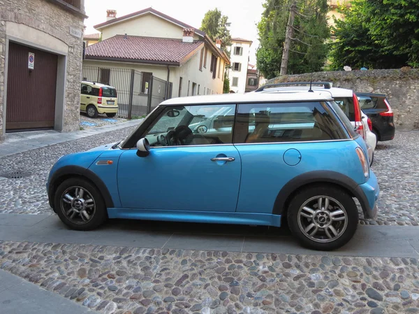 Bergamo Itália Circa Julho 2017 Mini Cooper Azul Estacionado Centro — Fotografia de Stock