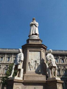 Milan, İtalya'da 1872 yılında heykeltraş Pietro Magni tarafından tasarlanmış anıt Leonardo da Vinci Piazza della Scala (La Scala kare anlamına gelir)