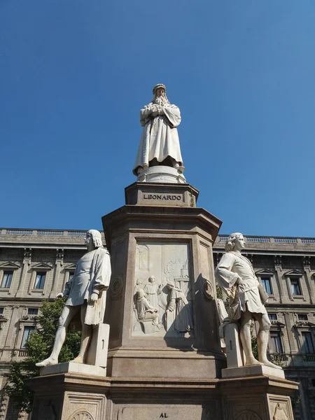 Milan, İtalya'da 1872 yılında heykeltraş Pietro Magni tarafından tasarlanmış anıt Leonardo da Vinci Piazza della Scala (La Scala kare anlamına gelir)