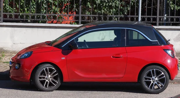 Kırmızı Opel Adam araba